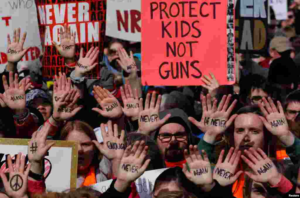 Des manifestants lors&nbsp;du rassemblement &quot;March for Our Lives&quot;, à Washington, le 24 mars 2018.&nbsp;