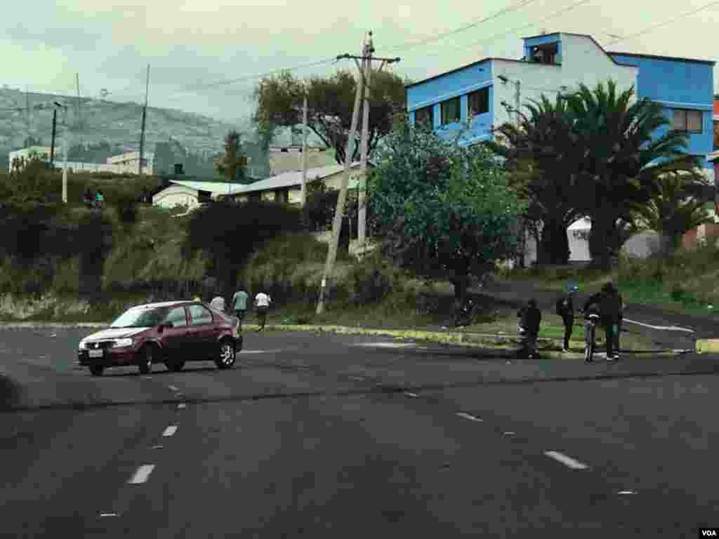 El domingo (13 de octubre) en la tarde, las Fuerzas Armadas de Ecuador levantaron temporalmente la restricción de movilidad en algunas zonas de Quito impuesta el sábado tras las violentas protestas en la ciudad. Sin embargo, la autopista y las carretera que conectan la capital con los valles aledaños estaban bloqueados por manifestantes.&nbsp;Foto:&nbsp;Néstor Aguilera - VOA.