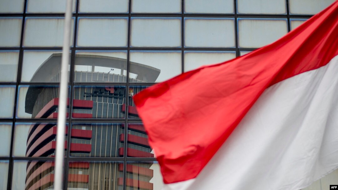 Gedung KPK memantul dari jendela kaca bangunan di seberangnya, di Jakarta, 12 September 2017. (BAY ISMOYO / AFP). Wakil Ketua KPK Lili Pintauli Siregar dijatuhi sanksi pemotongan gaji 40 persen selama 12 bulan. 