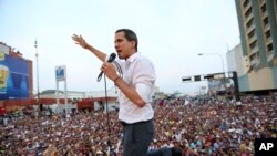 El presidente interino de Venezuela, Juan Guaidó, dijo que el gobierno del presidente en disputa, Nicolás Maduro, quiere detenerlo. 