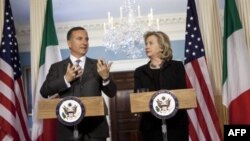 Bộ trưởng Ngoại giao Hoa Kỳ Hillary Clinton trong cuộc họp báo chung với Ngoại trưởng Italia Franco Frattini (trái) trong cuộc họp báo chung ở Washington, ngày 6/4/2011