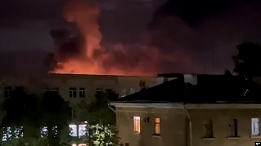 На этом кадре из видео, опубликованного в телеграм-канале губернатора Псковской области Михаила Ведерникова 30 августа 2023 года, взрыв озаряет небо, когда российские военные отражают атаку дронов на аэропорт Пскова.