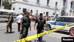 ماموران پلیس در محل انفجار در پایتخت تونس - ۶ تیر