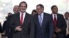 Los titulares de Defensa de Chile, Andrés Allamand (izquierda) y de EE.UU., Leon Panetta, llegan al Palacio La Moneda, en Santiago de Chile.