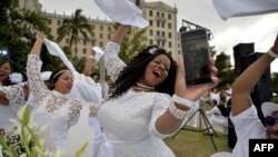 Para tamu yang berpakaian putih-putih menghadiri pesta di Hotel Nacional, Havana, Kuba, Sabtu (6/4). 