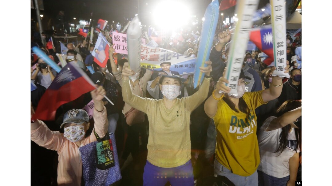 Pendukung kandidat walikota Partai Kuomintang Taiwan Wayne Chiang bersorak di Taipei, Taiwan, 26 November 2022. (Foto: AP)