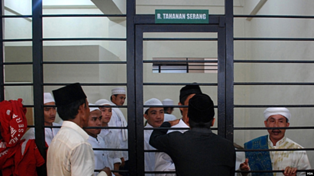 Sekelompok orang yang dituduh menyerang pengikut Ahmadiyah menunggu sidang di sel tahanan di Serang Banten, bulan Juli lalu (foto: dok).