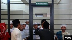 Sekelompok orang yang dituduh menyerang pengikut Ahmadiyah menunggu sidang di sel tahanan di Serang Banten, bulan Juli lalu (foto: dok).