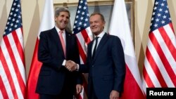 5일 폴란드를 방문한 존 케리 미 국무장관(왼쪽)이 바르샤바에서 도날드 터스크 폴란드 외무장관과 회담했다.