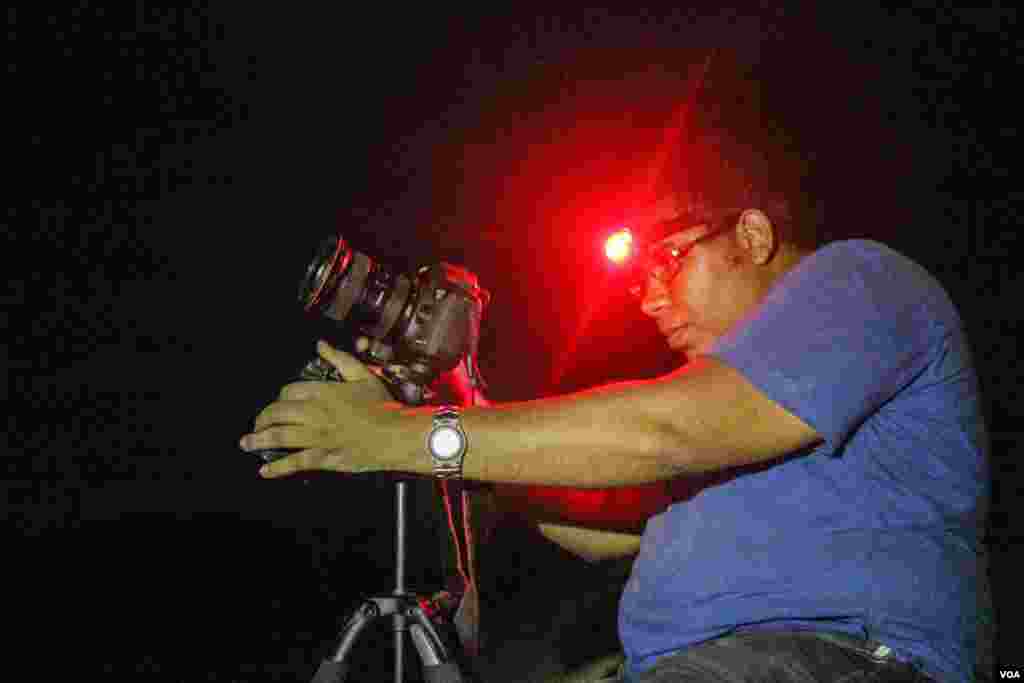 A photographer sets up his camera hoping to document the universal phenomenon of the Perseid Meteor Shower, in the Valley of Whales, in Fayoum, Egypt, Aug. 12, 2017. (H. Elrasam/VOA)