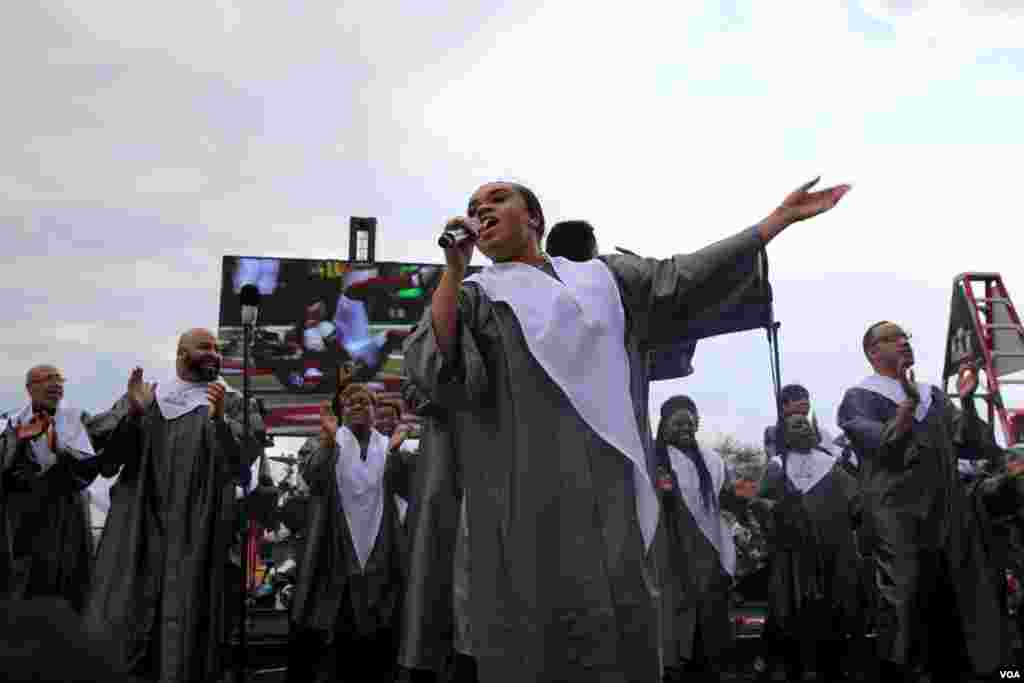 Gospel singers entertain the pregame crowd outside of NRG Stadium, host of this year's Super Bowl game in Houston, Texas. (B. Allen/VOA)