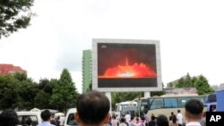 Masyarakat menyaksikan siaran berita peluncuran rudal di Pyongyang, Korea Utara, 29 July, 2017. Pemimpin Korea Utara Kim Jong Un mengatakan Sabtu uji coba kedua rudal balistik antar benua menunjukkan rudal Korea Utara bisa menjangkau daratan AS