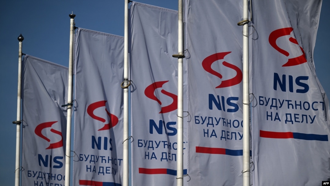 Zastave sa logom i sloganom Naftne inustrije Srbije ispred upravne zgrade te kompanije u Beogradu. (Foto: Oliver Bunic/AFP)