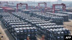 Mobil-mobil listrik buatan BYD siap dimuat ke dalam kapal untuk diekspor di terminal peti kemas internasional Pelabuhan Taicang di Suzhou, Provinsi Jiangsu, 8 Februari 2024. (Foto: AFP)