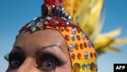 Seorang peserta parade gay 'pride' di pantai Cobacabana, Rio de Janeiro, Brazil. (Foto: Dok)