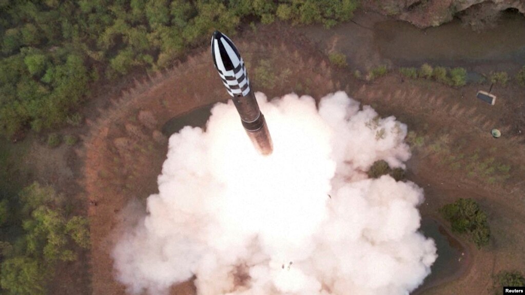 朝鲜中央通讯社公布照片显示朝鲜发射一枚固体燃料的洲际弹道导弹。（2023年4月14日）(photo:VOA)