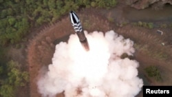 朝鲜中央通讯社公布照片显示朝鲜发射一枚固体燃料的洲际弹道导弹。（2023年4月14日）