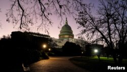  The sun rises at the U.S. Capitol on the morning of U.S. midterm elections on November 8, 2022. (REUTERS/Joshua Roberts)