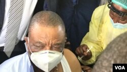 UMnu Constantino Chiwenga uhlatshwa ijekiseni yeCOVID-19. 