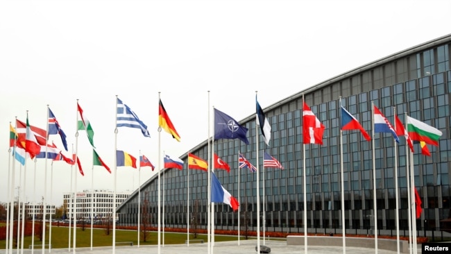 北約成員國旗幟在位於比利時布魯塞爾的北約總部大樓外飄揚。2019年11月26日照片。