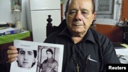 Raúl Borges muestra la foto de su hijo Ernesto, prisionero político en Cuba desde hace 16 años. No se sabe si está entre los 53 prisioneros que debería liberar el gobierno de La Habana.