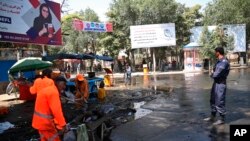 Fuerzas de seguridad afganas hacen guardia cerca del lugar de una explosión en Kabul, Afganistán, el 19 de julio de 2019. 