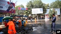 Petugas keamanan Afghanistan mengamankan lokasi ledakan di Kabul, Afghanistan, 19 Juli 2019.