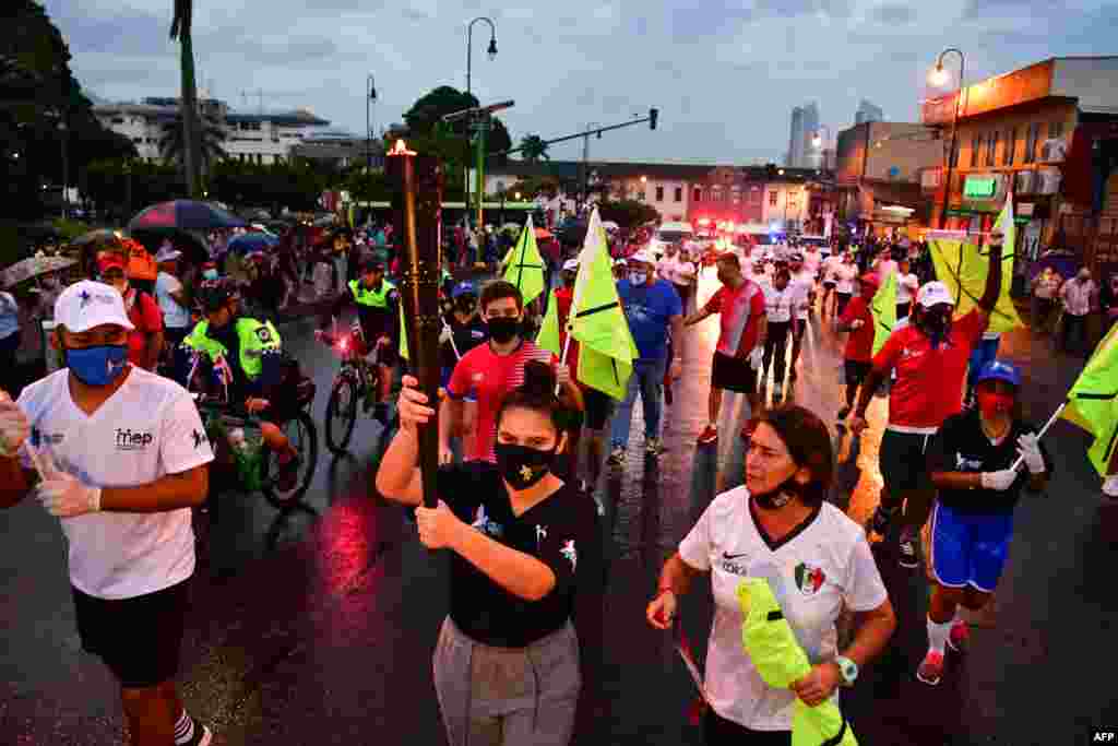 Alumnos sostienen la Antorcha de la Independencia en San José, Costa Rica, por el Bicentenario de la Independencia.