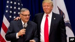 Foto de archivo del 26 de enero de 2016 en la que el entonces candidato presidencial Donald Trump aparece junto al exsheriff Joe Arpaio.