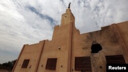 Sebuah masjid yang hancur dalam pertempuran antara pasukan Mali yang didukung Perancis dengan militan terkait al-Qaida di kota Konna, Mali. (Foto: Dok)