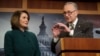 Les leaders démocrates au Congrès américain, Nancy Pelosi et Chuck Schumer, à Washington, le 22 mars 2018. (Photo de SAUL LOEB / AFP)