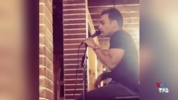 لحظاتی از خوانندگی محمد شیرازی با نام هنری شاهو، از کشته‌شدگان اعتراضات اخیر
