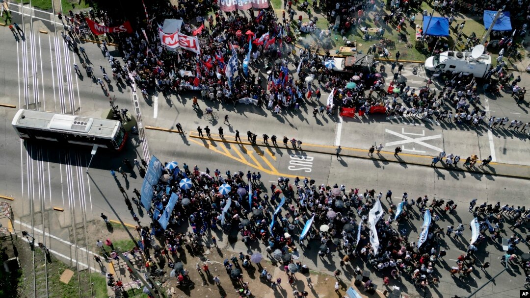 Las personas protestan contra las medidas de austeridad propuestas por el presidente de Argentina, Javier Milei, en La Matanza, en las afueras de Buenos Aires, Argentina, el miércoles 17 de enero de 2024. 