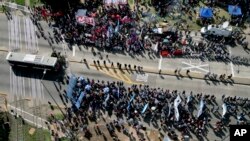 Las personas protestan contra las medidas de austeridad propuestas por el presidente de Argentina, Javier Milei, en La Matanza, en las afueras de Buenos Aires, Argentina, el miércoles 17 de enero de 2024. 