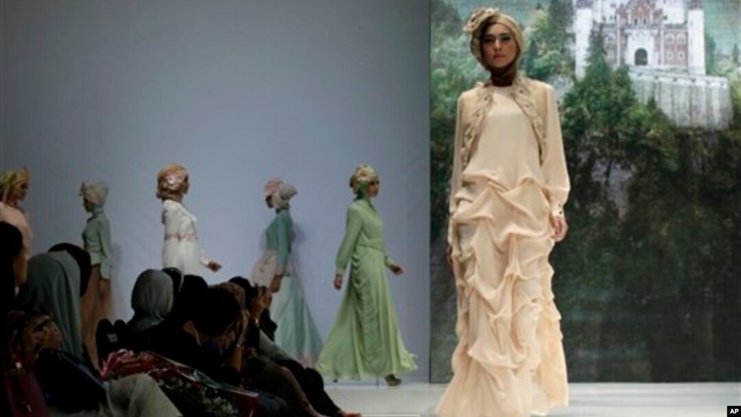 Para model memeragakan rancangan busana karya Poppy Theodorin pada pameran busana Muslim, Islamic Fashion Fair di Jakarta (30/5). (AP/Dita Alangkara)