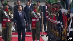 ڕێوڕه‌سمی فه‌رمی پاکسـتان بۆ پـێشوازیکردن له‌ سه‌ره‌ک وه‌زیرانی چین وین ژیاباو له‌ ئیسلام ئاباد، هه‌ینی 17 ی دوازده‌ی 2010