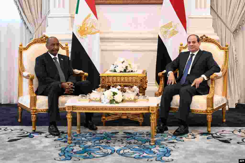 Rais Abdel Fattah al-Sisi (R) wa Misri akutana na rais wa Baraza la Mpito la Kijeshi la Sudan (TSC) Jenerali Abdel Fattah al-Burhan katika ikulu ya mjini El Alamein, Misri, Ogusti 29, 2023.