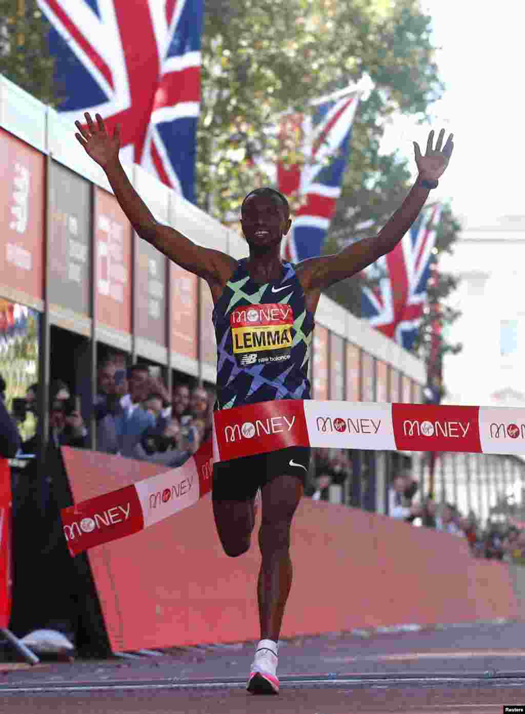 Sisay Lemma wa Ethiopia asherehekea ushindi wake kwenye Marathon za London 2021. 