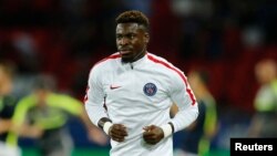 Serge Aurier s'échauffe avant un match pour le PSG, au parc des Princes, à Paris, le 13 septembre 2016.