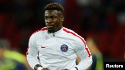  Serge Aurier s'échauffe avant un match pour le PSG, au parc des Princes, à Paris, le 13 septembre 2016.