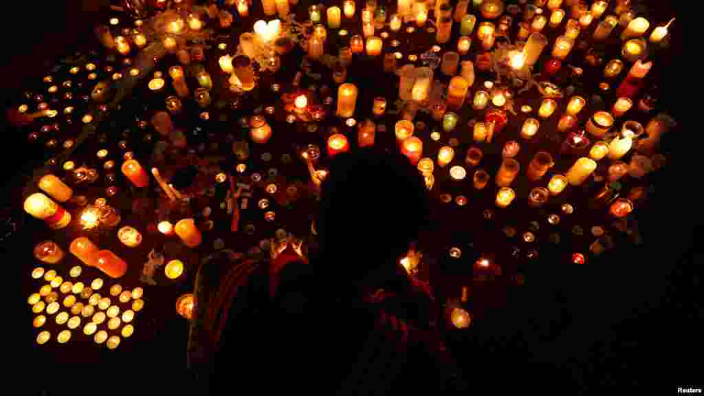 Warga mengunjungi lokasi yang dijadikan monumen peringatan bagi korban tewas dalam penembakan di Masjid Al Noor, Christchurch, Selandia Baru.