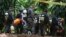 Rescatistas internacionales se preparan para ingresar a la cueva donde un grupo de niños futbolistas y su entrenador están atrapados en Chiang Rai, en el norte de Tailandia, el jueves, 5 de julio de 2018.
