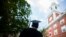 Seorang lulusan Harvard University bersiap mengikuti upacara kelulusan di kampus tersebut. 
