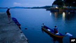 Warga setempat mengayuh perahu ke danau Nikaragua, dekat Granada, 7 Juni 2013 (Foto: dok). Seorang multi milyuner China berencana membangun terusan Nikaragua yang diperkirakan akan menyaingi Terusan Panama yang melintasi wilayah ini. Usulan tersebut mendapat dukungan kuat dari Dewan Nasional Nikaragua.