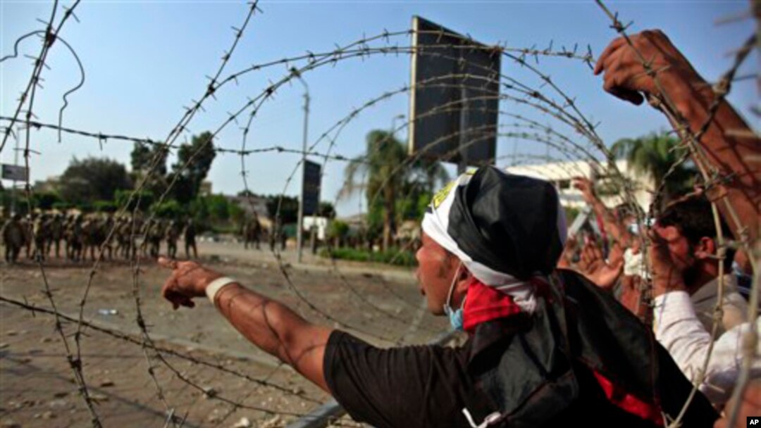 Seguidores del depuesto presidente Mohamed Morsi frente al cuartel general de la Guardia Republicana en El Cairo.