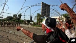 Seguidores del depuesto presidente Mohamed Morsi frente al cuartel general de la Guardia Republicana en El Cairo.