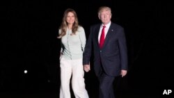 Presiden Donald Trump dan ibu negara Melania Trump berjalan di South Lawn Gedung Putih di Washington, 27 Mei 2017, setelah kembali dari Sigonella, Italia.