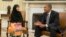 En la imagen, el presidente Barack Obama con Malala Yousafzai en la visita que ella hizo a EE.UU. en 2013.