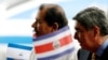 El presidente nicaragüense, Daniel Ortega, y el expresidente costarricense Óscar Arias,a la derecha, juntos en una ceremonia de bienvenida en el Aeropuerto Internacional de San Juan, en Alajuela, Costa Rica, el 22 de noviembre de 2007.