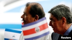 El presidente nicaragüense, Daniel Ortega, y el expresidente costarricense Óscar Arias,a la derecha, juntos en una ceremonia de bienvenida en el Aeropuerto Internacional de San Juan, en Alajuela, Costa Rica, el 22 de noviembre de 2007.